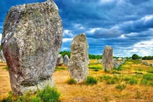 Карнакские камни. Французская деревня карнак является родиной удивительный мегалитов, которые датируют 4500 годом до нашей эры. 05