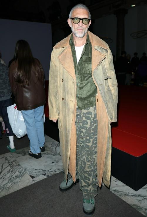 59-Летний Венсан Кассель и его 29-летняя возлюбленная Нара баптиста, как и бывшая жена актёра тина кунаки, прибыли в Париж на неделю мужской моды. 01