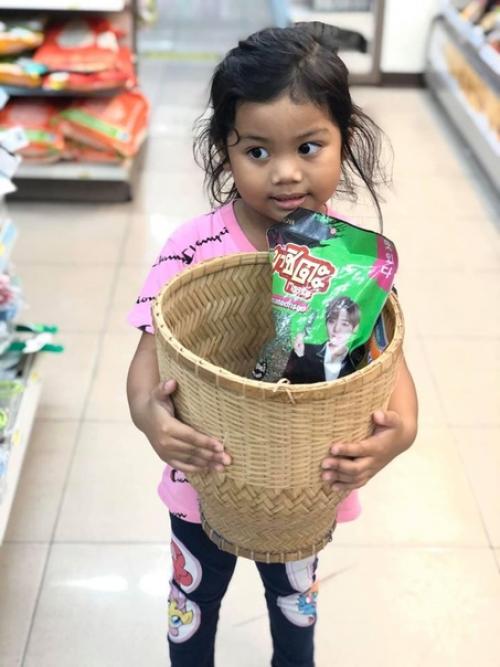 А вот как жители Таиланда обходят запрет на пользование пластиковыми пакетами. 08