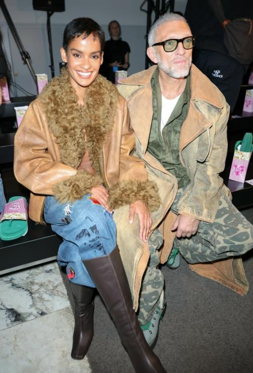 59-Летний Венсан Кассель и его 29-летняя возлюбленная Нара баптиста, как и бывшая жена актёра тина кунаки, прибыли в Париж на неделю мужской моды. 02