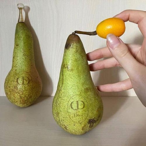 Достаточно необычные тары для духов созданные американским дизайнером. 01