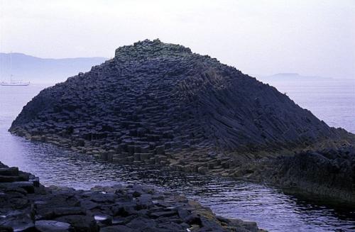 Фингалова пещера. Необычная пещера в Великобритании, на побережье о. стаффа (гебридские острова. 02
