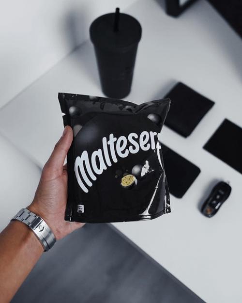 Примеры того, как стильно могут выглядеть обычные вещи в черном исполнении. 03