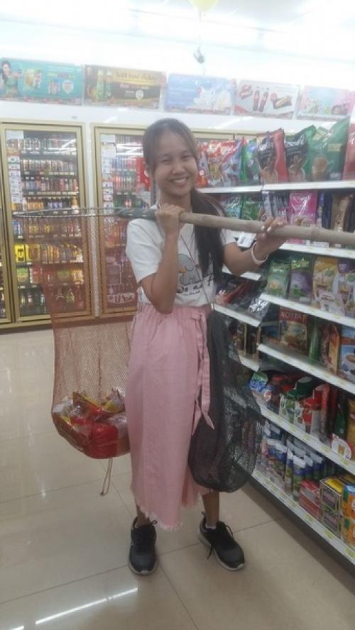 А вот как жители Таиланда обходят запрет на пользование пластиковыми пакетами. 01