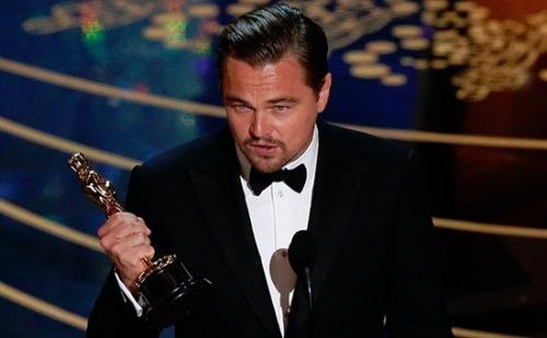После вручения оскара ди каприо обратил внимание публики на экологические проблемы.