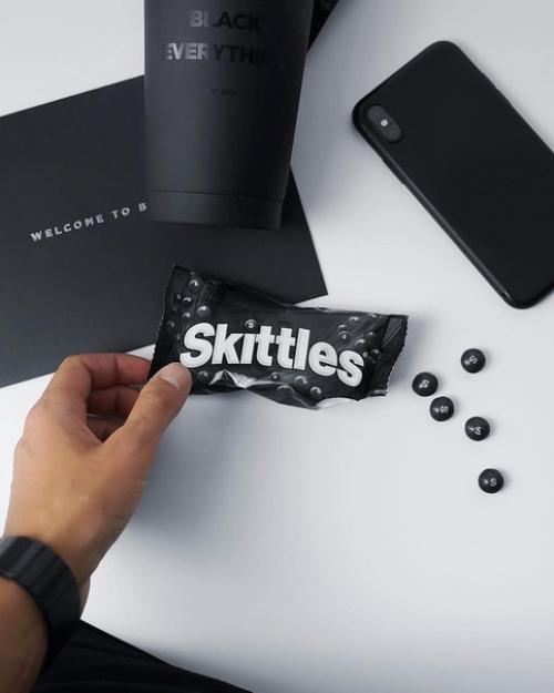 Примеры того, как стильно могут выглядеть обычные вещи в черном исполнении. 04