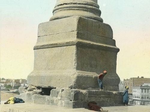 Помпеева колонна. Помпеева колонна (колонна Помпея) - это огромный монолит, триумфальная колонна из красного гранита в Александрии (Египет. 04 Помпеева колонна. Помпеева колонна (колонна Помпея) - это огромный монолит, триумфальная колонна из красного гранита в Александрии (Египет. 04