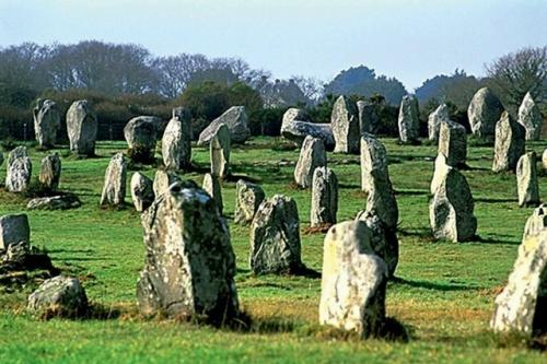 Карнакские камни. Французская деревня карнак является родиной удивительный мегалитов, которые датируют 4500 годом до нашей эры. 04