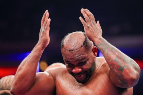 Боксёр - тяжеловес выбил противнику волосы во время поединка.

