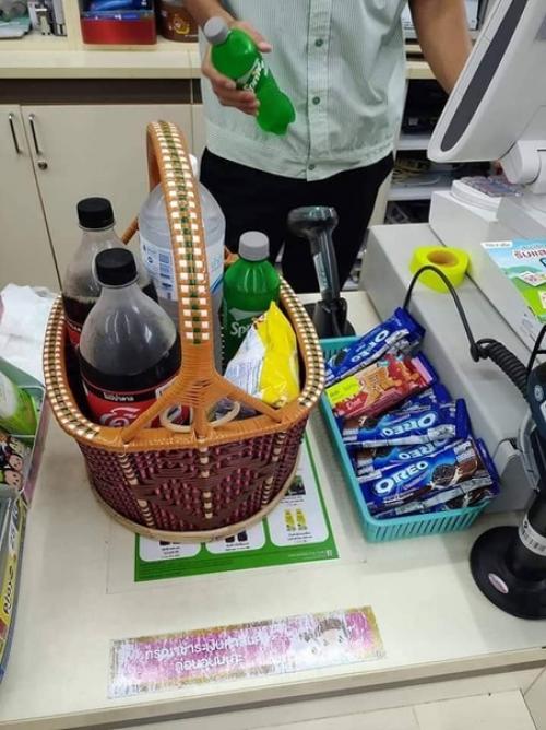 А вот как жители Таиланда обходят запрет на пользование пластиковыми пакетами. 07