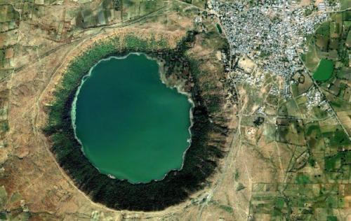 Тайны озера в Лунном кратере. Тайны озера в Лунном кратере.