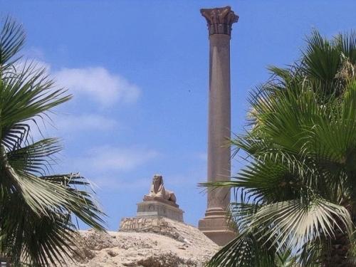 Помпеева колонна. Помпеева колонна (колонна Помпея) - это огромный монолит, триумфальная колонна из красного гранита в Александрии (Египет. 01 Помпеева колонна. Помпеева колонна (колонна Помпея) - это огромный монолит, триумфальная колонна из красного гранита в Александрии (Египет. 01