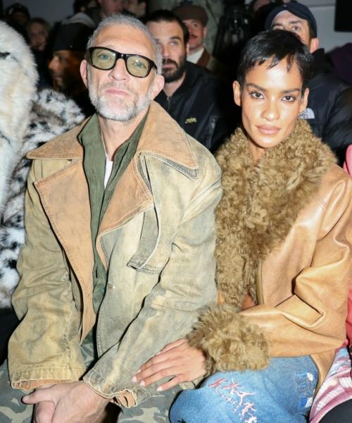 59-Летний Венсан Кассель и его 29-летняя возлюбленная Нара баптиста, как и бывшая жена актёра тина кунаки, прибыли в Париж на неделю мужской моды.  