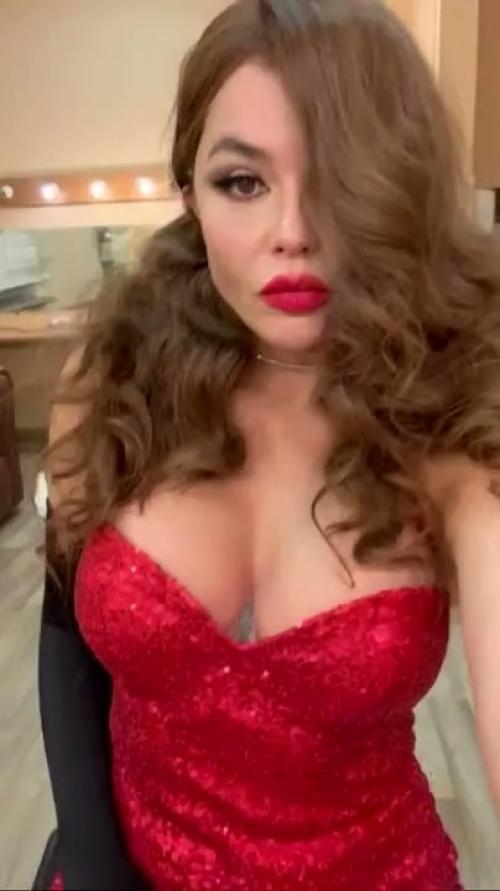 У российской актрисы лопнул грудной имплант. 01