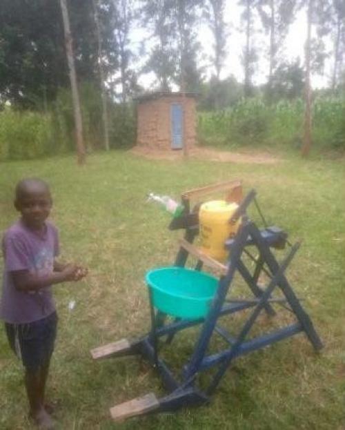 А вот этот парнишка из Кении местный Илон Маск, парень сделал из дерева, гвоздей и цистерны автоматическую. 01
