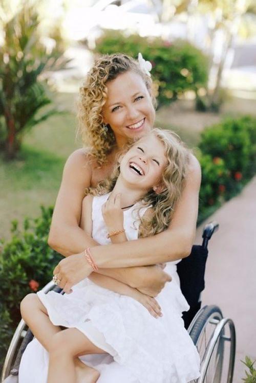 Ксения Безуглова - не только красавица и обладательница титула мисс мира-2013, но и активный общественный деятель, любящая и любимая жена и мама. 01