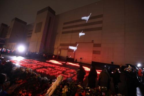 У Crocus City Hall началась акция памяти жертв теракта. 02