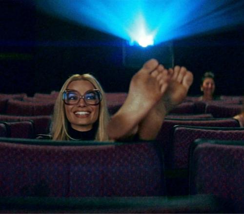 У Квентина Тарантино есть прием, который зрители считывают почти мгновенно, - крупные планы босых ног. 05