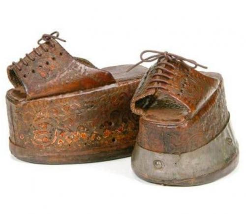 Для того чтобы не испачкаться в помоях, была придумана специальная обувь - Chopines.  