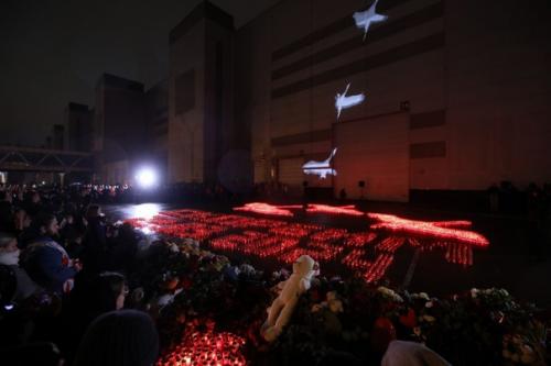 У Crocus City Hall началась акция памяти жертв теракта. 03