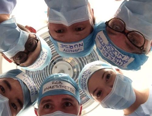 Врач из Австралии написал на своей шапочке Роб, Анестезиолог, что вызвало смех у коллег, ведь его и так все узнают. 02