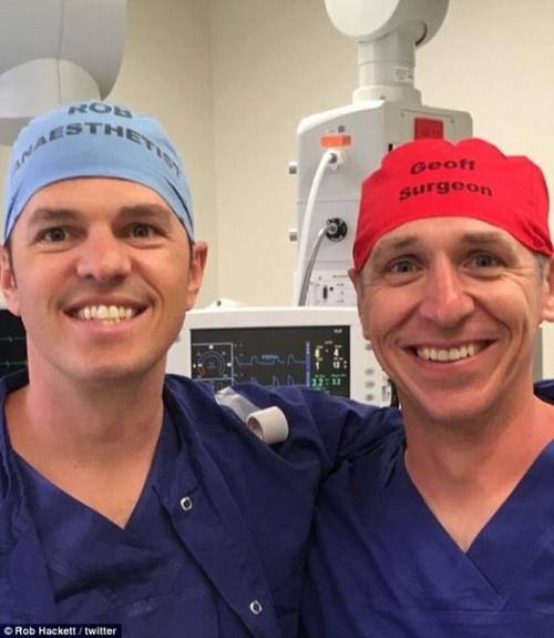 Врач из Австралии написал на своей шапочке Роб, Анестезиолог, что вызвало смех у коллег, ведь его и так все узнают. 08