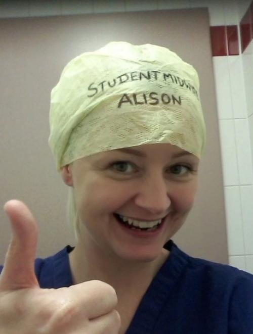 Врач из Австралии написал на своей шапочке Роб, Анестезиолог, что вызвало смех у коллег, ведь его и так все узнают. 03