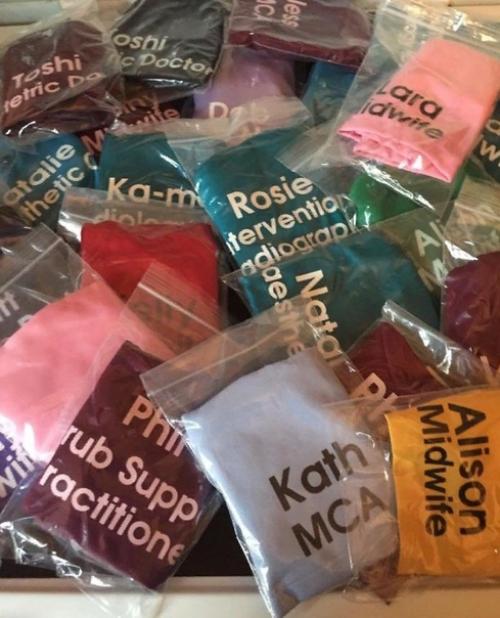 Врач из Австралии написал на своей шапочке Роб, Анестезиолог, что вызвало смех у коллег, ведь его и так все узнают. 09