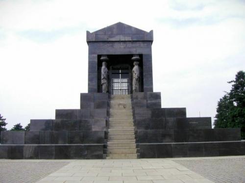 Средневековый город жрнов.
