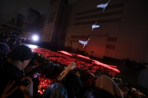 У Crocus City Hall началась акция памяти жертв теракта. 06