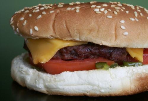 Финские технологи разработали заменитель мяса из овса и фасоли, внешне и по вкусу полностью идентичный свинине или говядине.