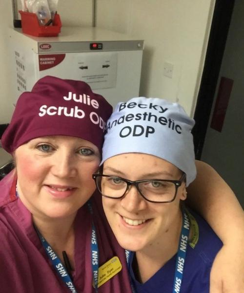 Врач из Австралии написал на своей шапочке Роб, Анестезиолог, что вызвало смех у коллег, ведь его и так все узнают. 06