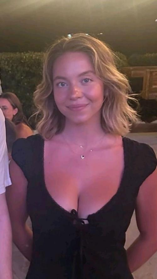 После того как в сети появились снимки актрисы без привычного гламура, комментаторы тут же разделились на два лагеря.

