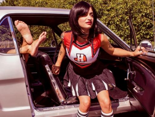 У Квентина Тарантино есть прием, который зрители считывают почти мгновенно, - крупные планы босых ног. 07