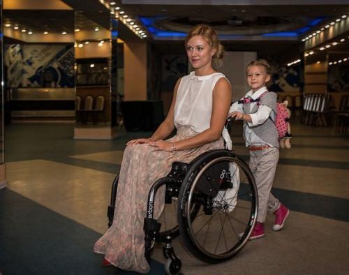 Ксения Безуглова - не только красавица и обладательница титула мисс мира-2013, но и активный общественный деятель, любящая и любимая жена и мама. 07