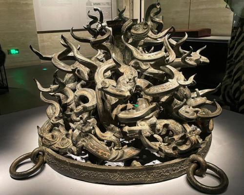 Бронзовая подставка - основание для барабана в виде сплетенных драконов из гробницы правителя и княжества цзэн, хубэй, Китай, V век до н. э. 01