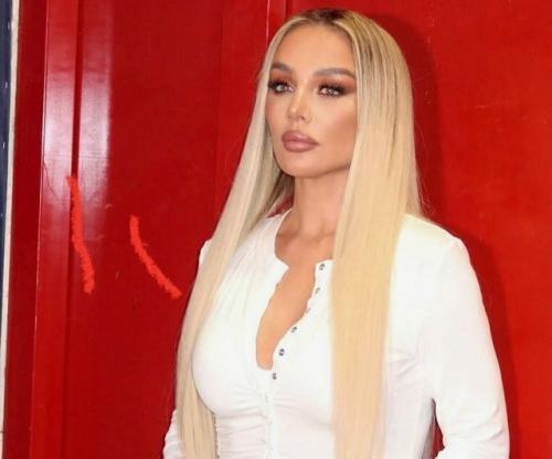 Почему сразу не голая? 01