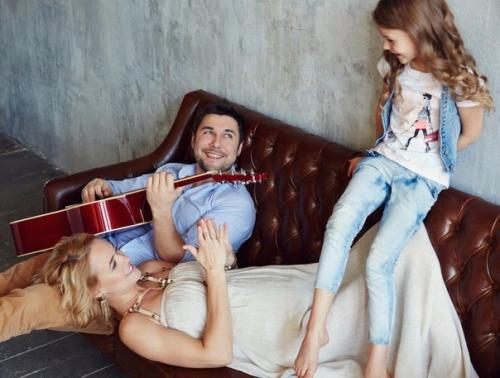 Ксения Безуглова - не только красавица и обладательница титула мисс мира-2013, но и активный общественный деятель, любящая и любимая жена и мама. 02