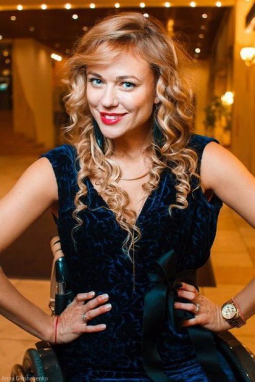 Ксения Безуглова - не только красавица и обладательница титула мисс мира-2013, но и активный общественный деятель, любящая и любимая жена и мама. 03