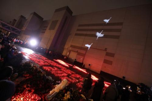 У Crocus City Hall началась акция памяти жертв теракта. 05