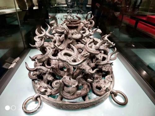 Бронзовая подставка - основание для барабана в виде сплетенных драконов из гробницы правителя и княжества цзэн, хубэй, Китай, V век до н. э. 02