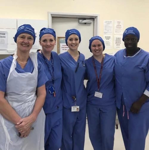 Врач из Австралии написал на своей шапочке Роб, Анестезиолог, что вызвало смех у коллег, ведь его и так все узнают. 04