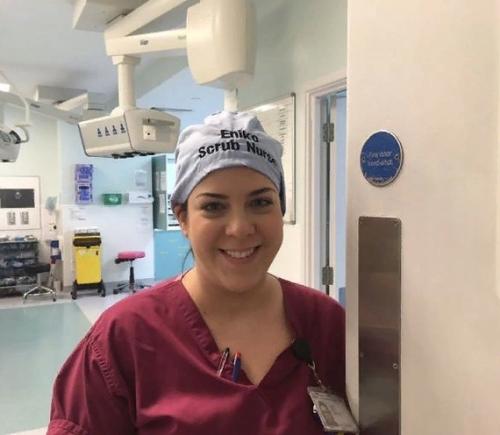 Врач из Австралии написал на своей шапочке Роб, Анестезиолог, что вызвало смех у коллег, ведь его и так все узнают. 07