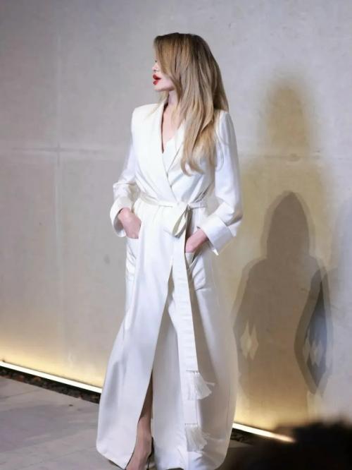 50-Летняя Анджелина джоли посетила вечеринку бренда Tom Ford в Шанхае. 05