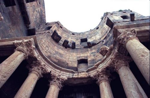 Перед вами один из самых сохранившихся театров времен римской империи в городе босра, Сирия. 04