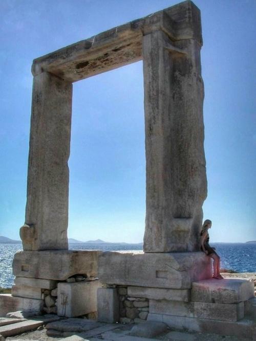 Ворота в вечность. 
Массивный дверной проем древнего храма Аполлона, остров наксос, VI век до н. э. 
