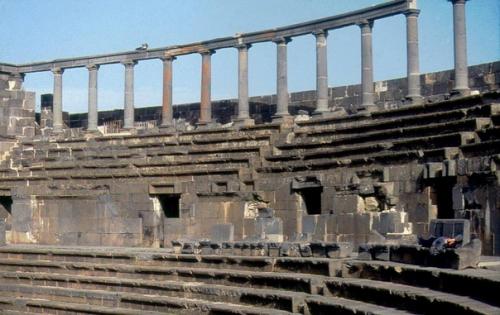 Перед вами один из самых сохранившихся театров времен римской империи в городе босра, Сирия. 03