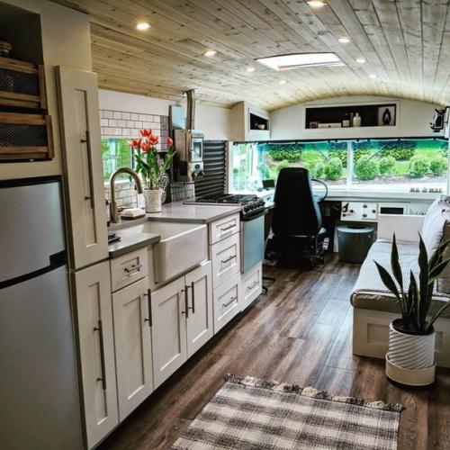 Семейная пара из Орландо в 2019 году купила старый школьный автобус. 06