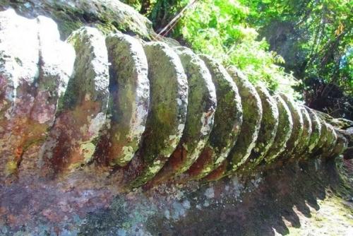 Следы штрипсовой пилы на острове гоа Гаджа, Бали. 01