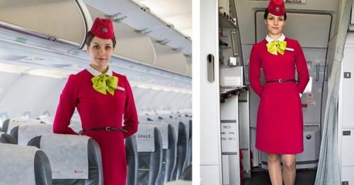 Почему стюардессы убирают руки за спину.

